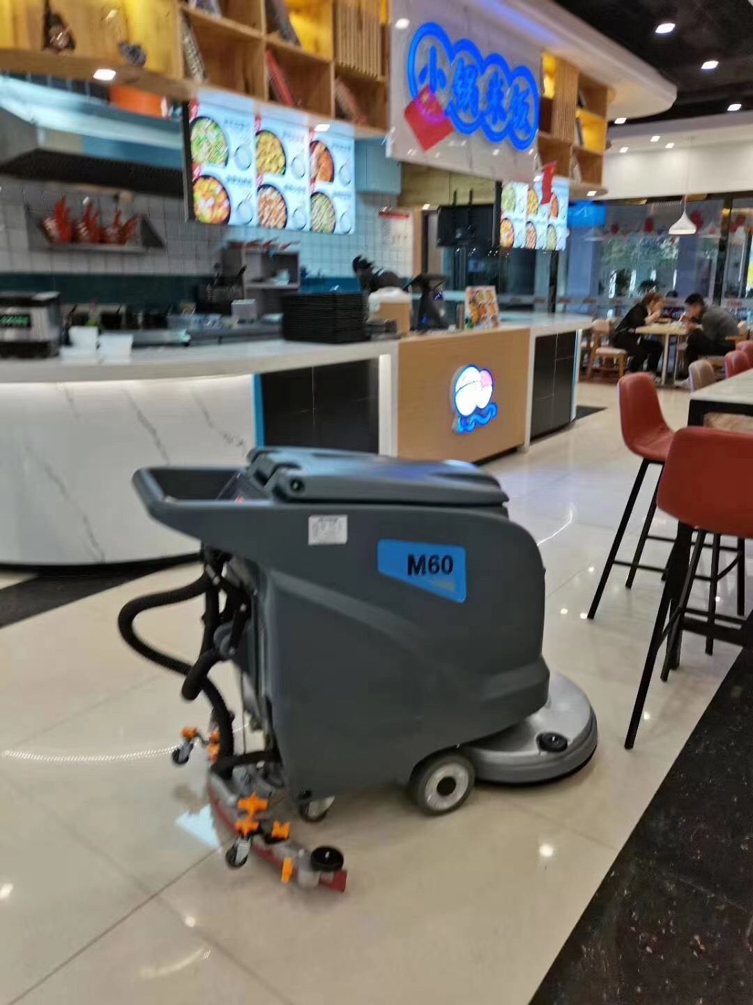 美食街清洁使用全自动洗地机