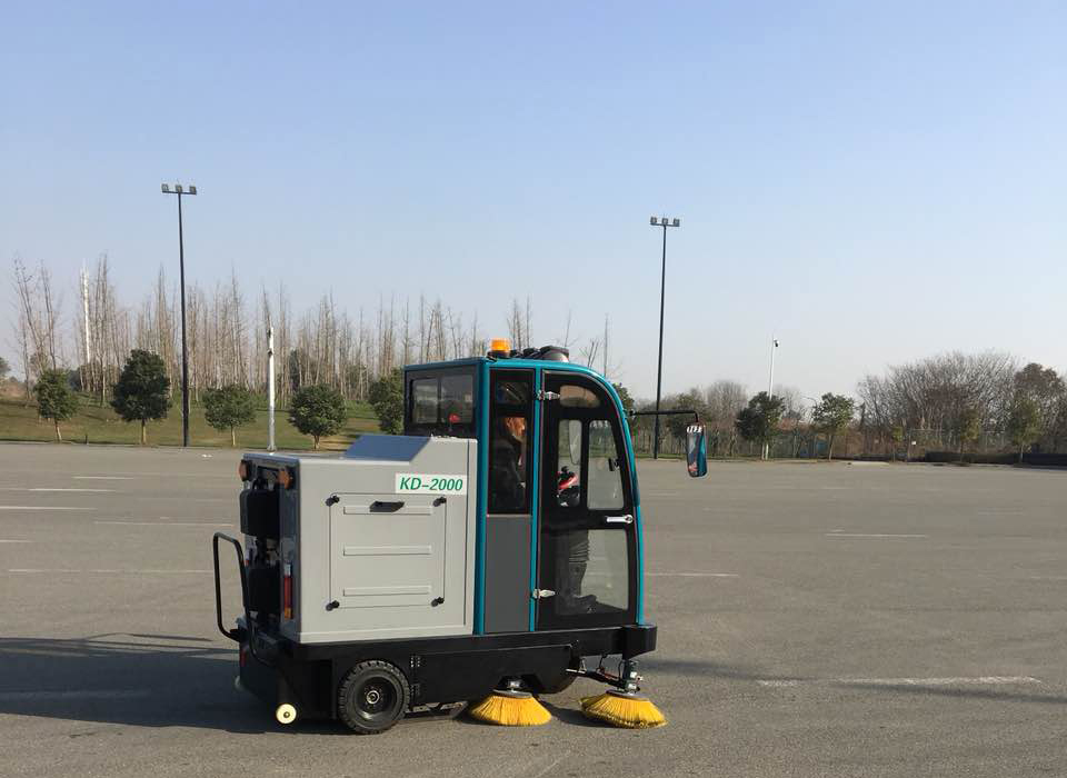 成都宏雯驾驶式扫地机KD-2000 成都宏雯驾驶式扫地机KD-2000