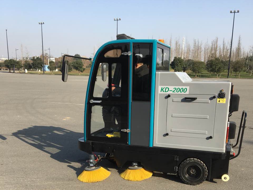 成都宏雯扫地车在园区清洁 成都宏雯扫地车在园区清洁